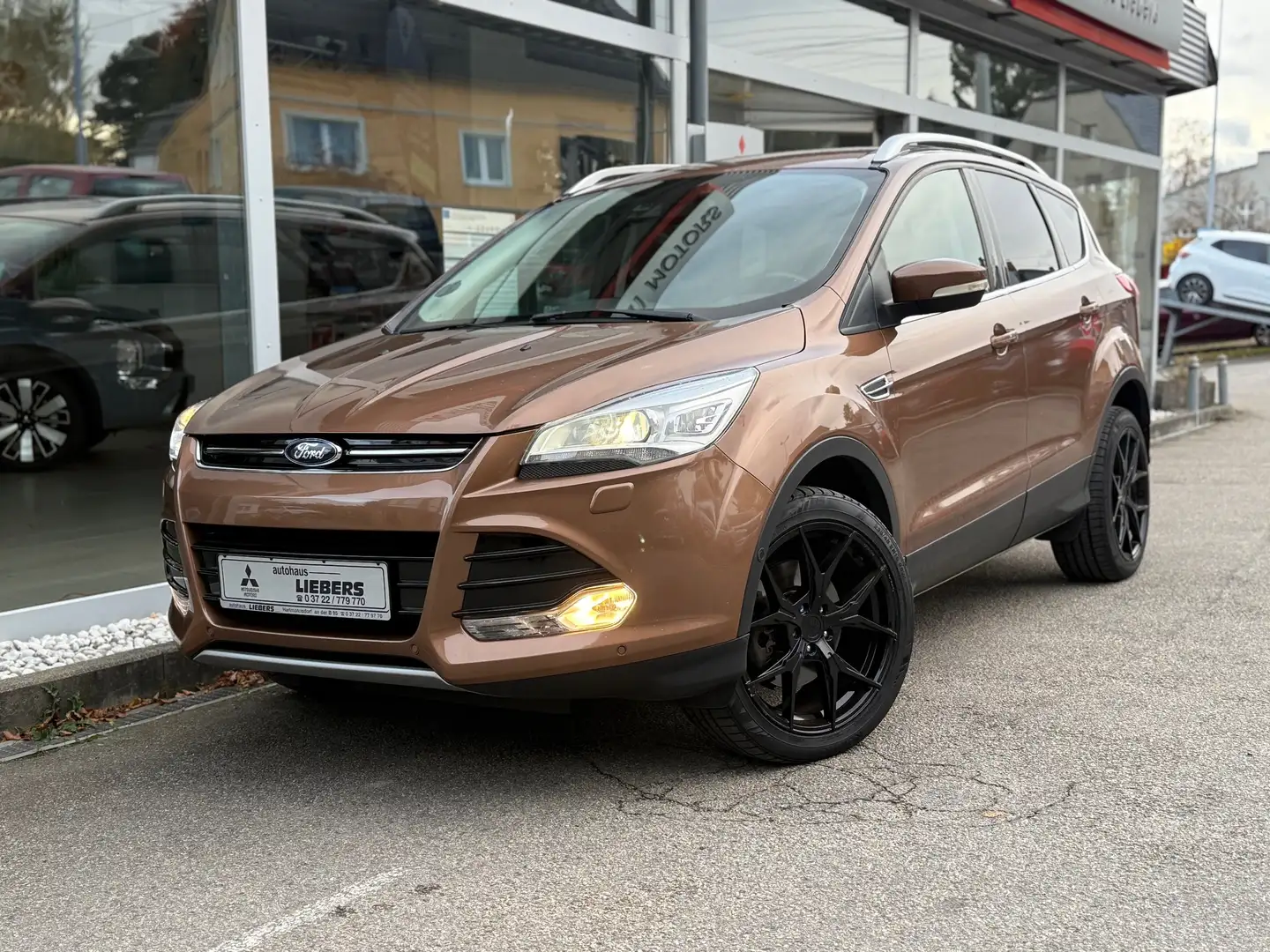 Ford Kuga 2.0 TDCI 4WD AT Titanium #AHK+8-Fach Bereift# Braun - 1