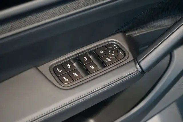 Porsche Cayenne view 14