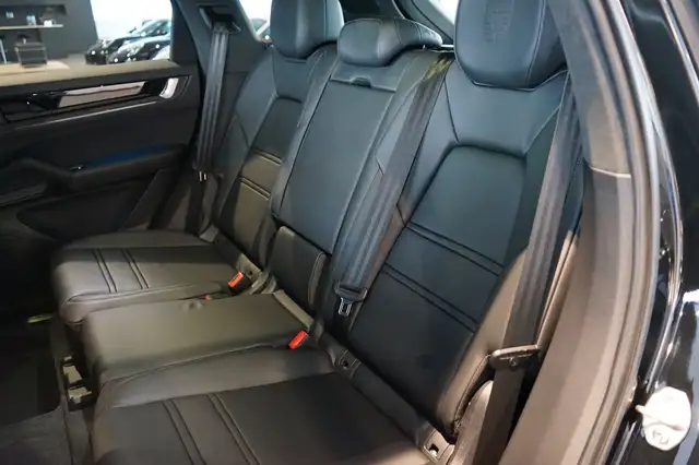 Porsche Cayenne view 8