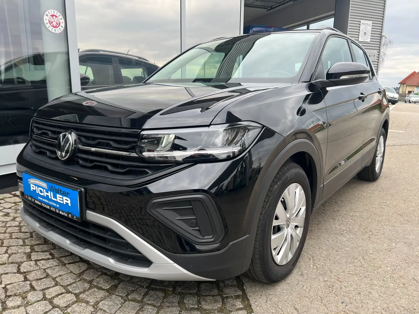 Volkswagen T-Cross TSI 4Me Schwarz - 1