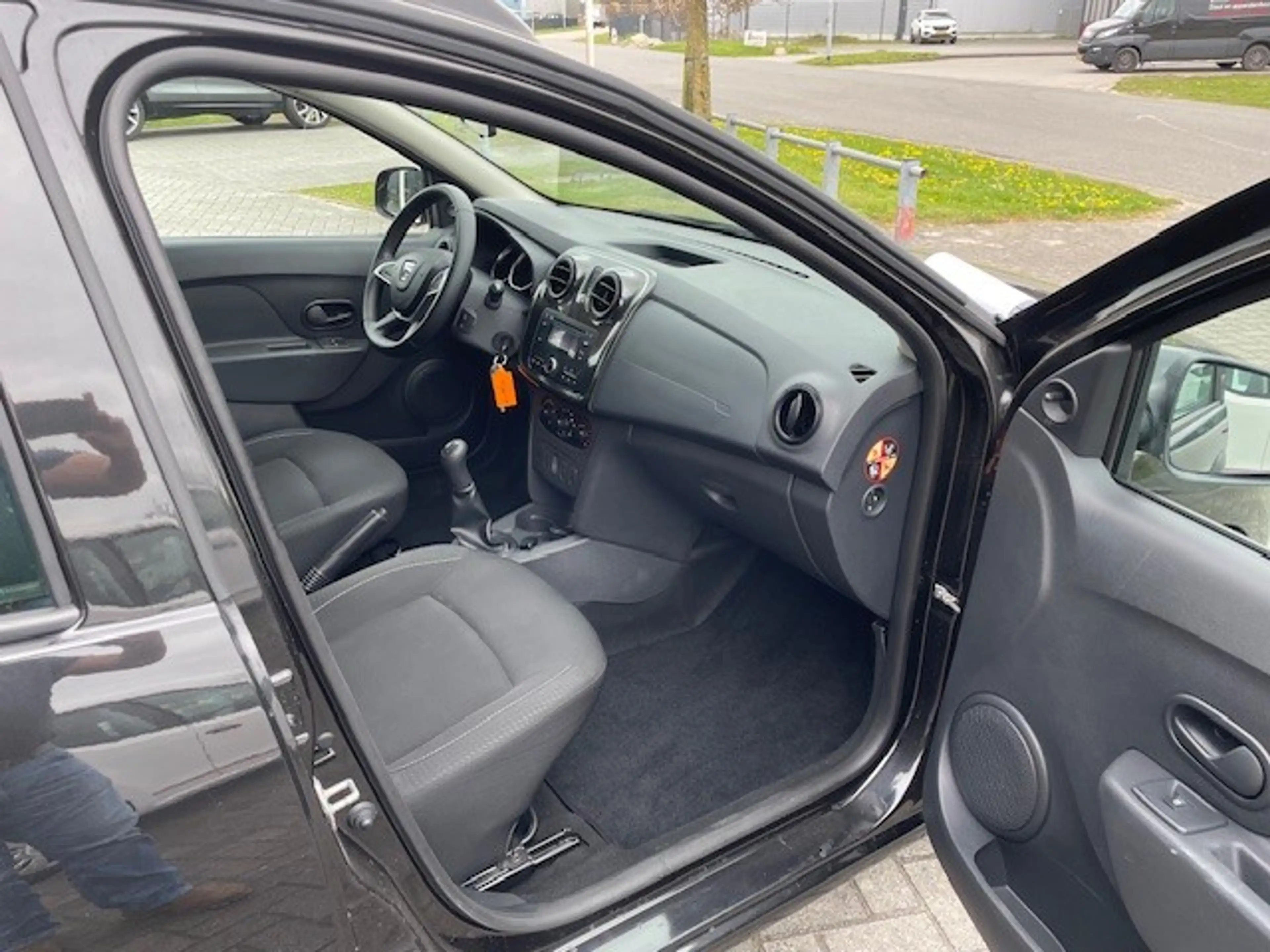 Dacia Logan MCV 1.0 SCe — photo 9