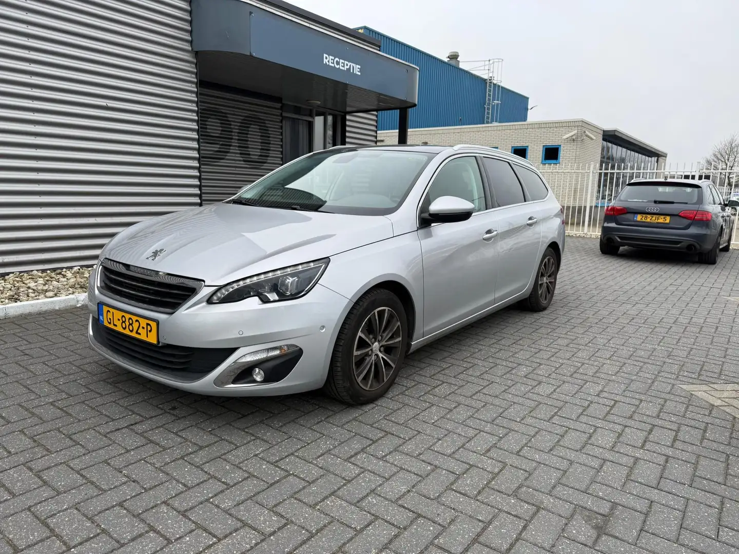 Peugeot 308 SW 1.2 e-THP Allure Grau - 1