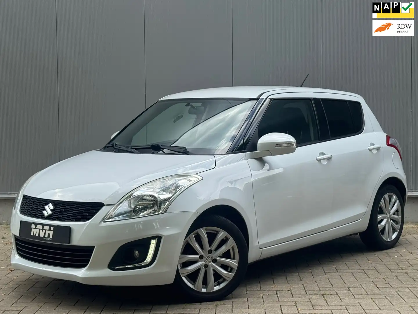 Suzuki Swift 1.2 Bandit EASSS - Airco - 5DRS - LED - Cruise - M Blanco - 1