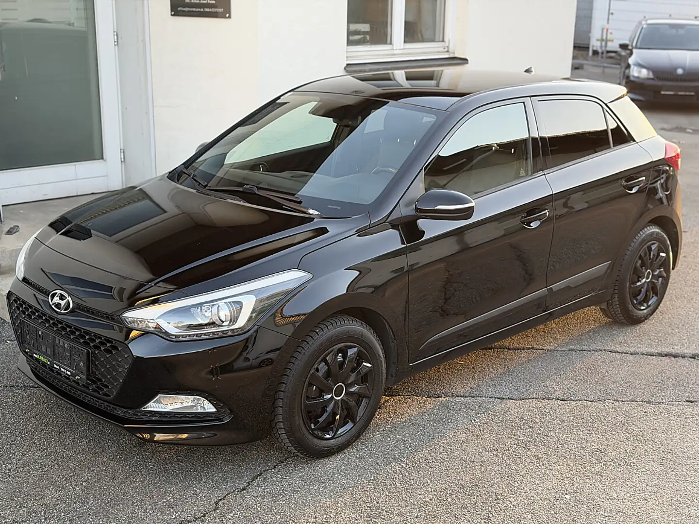 Hyundai i20 1,25 Go *VERKAUFT* | Tempomat | Klima | 8-fach ... Grau - 1