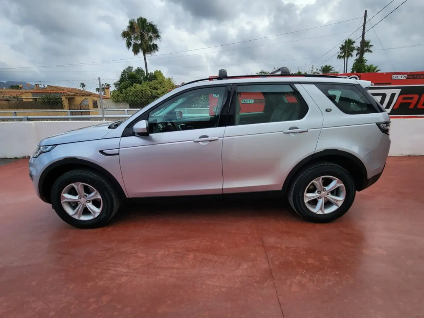 Land Rover Discovery Sport 2.2TD4 HSE 7pl. 4x4 Aut. 150 Gris - 2