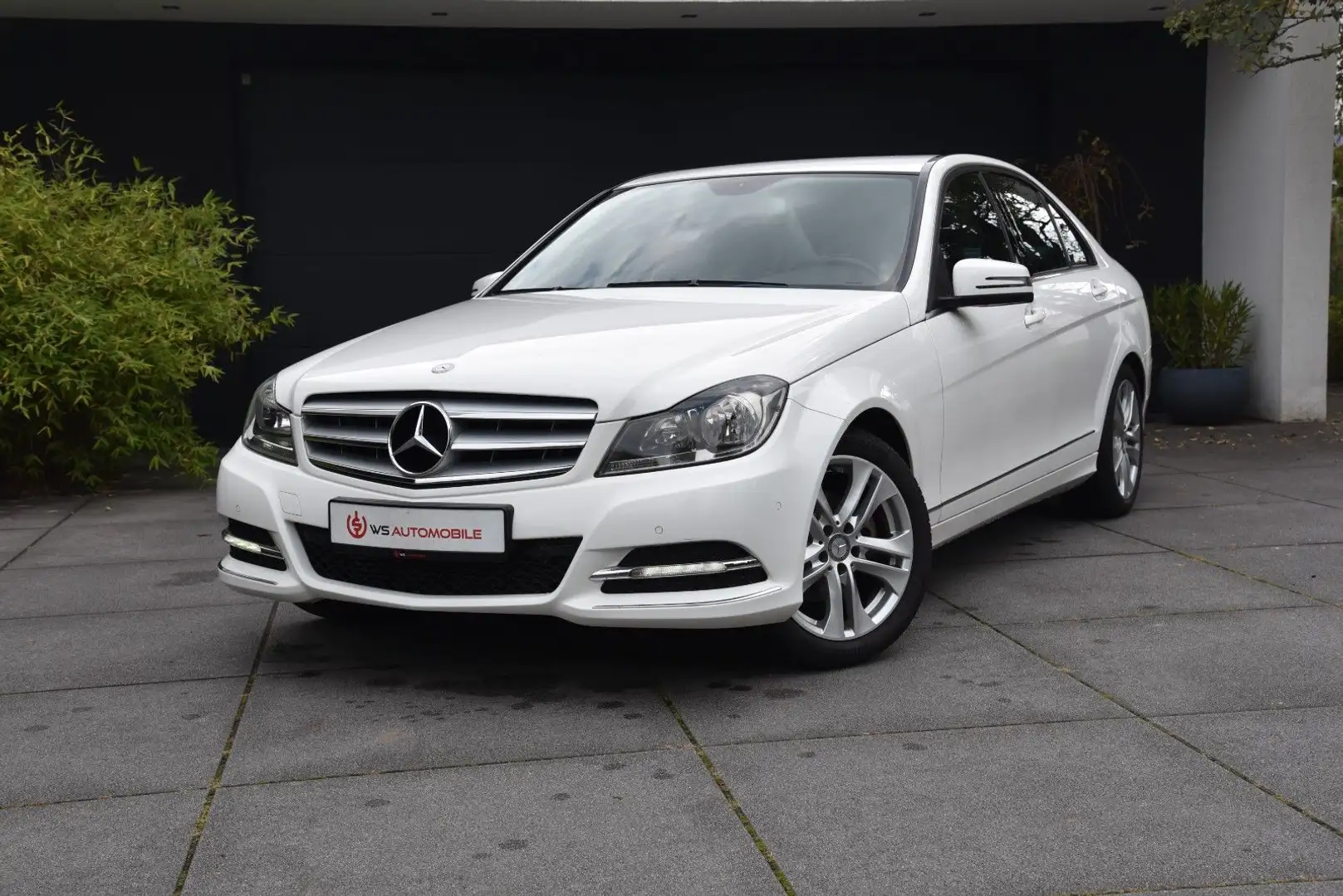 Mercedes-Benz C 180 CGI Lim. BlueEfficiency **NAVI/8-FACH** Weiß - 1