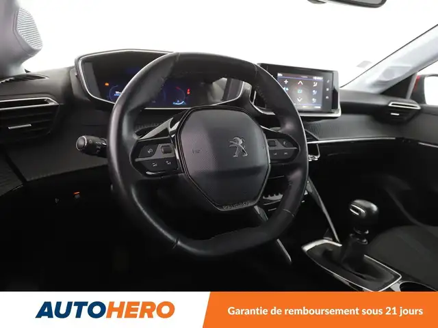 Peugeot 208 view 11