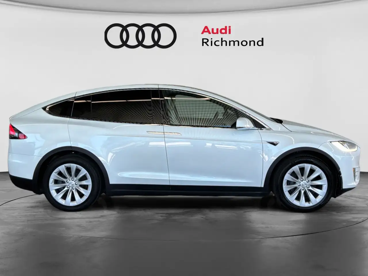 Tesla Model X photo Tesla Model X