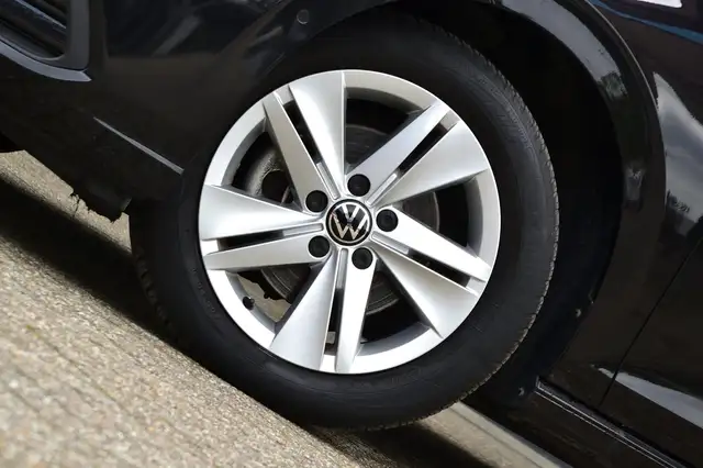Volkswagen Golf view 6