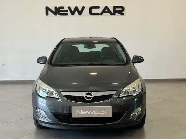 Opel Astra view 2