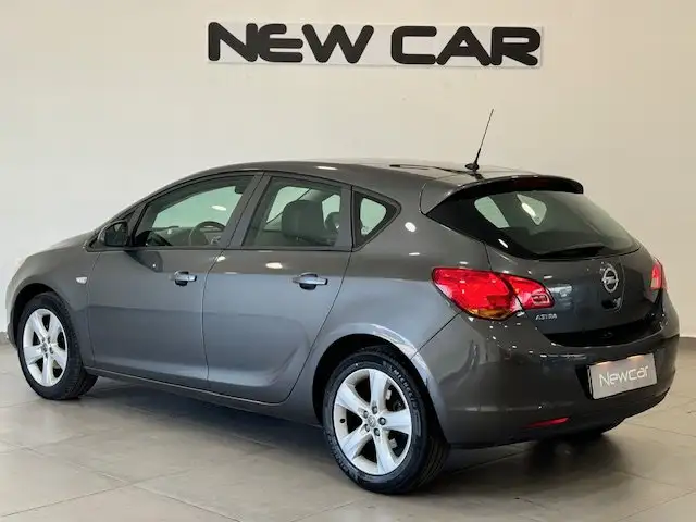 Opel Astra view 4