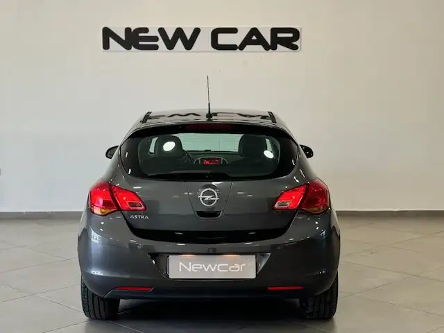 Opel Astra view 5