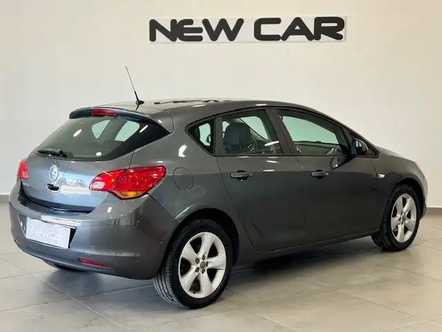 Opel Astra view 6