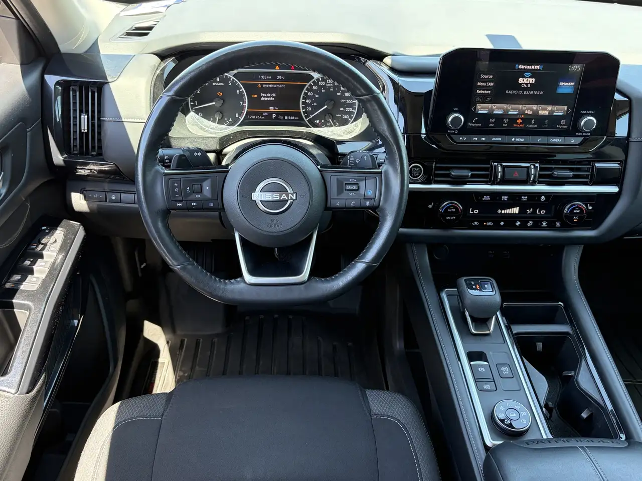 Nissan Pathfinder снимка Nissan Pathfinder