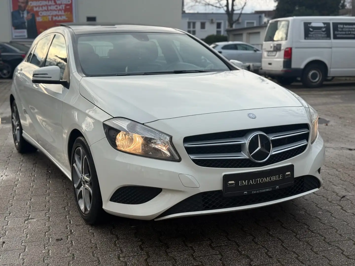 Mercedes-Benz A 180 *BlueEfficiency*Automatik*Scheckheft*Pano* Weiß - 1