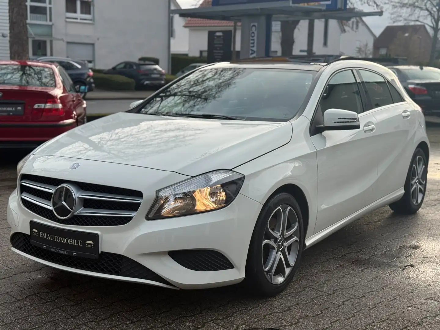 Mercedes-Benz A 180 *BlueEfficiency*Automatik*Scheckheft*Pano* Weiß - 2