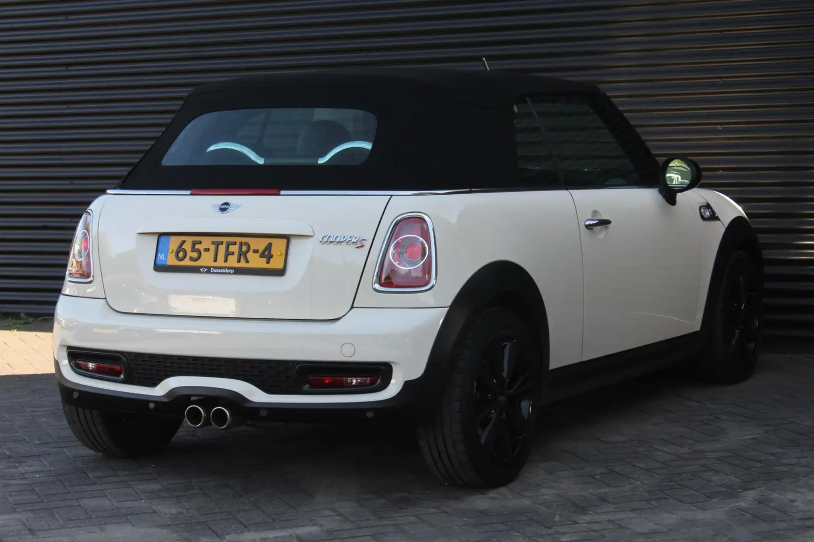 MINI Cooper S Cabrio 1.6 Chili | Leder | Xenon | Dealer onderhouden | Blanco - 2