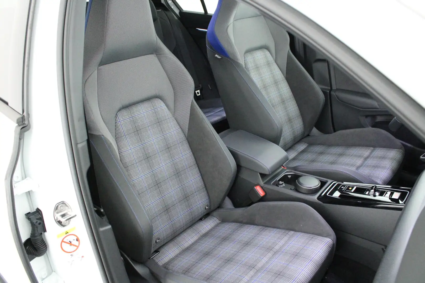 Volkswagen Golf GTE 1.5 272pk eHybrid Black Style Trekhaak 360Camera H Weiß - 2