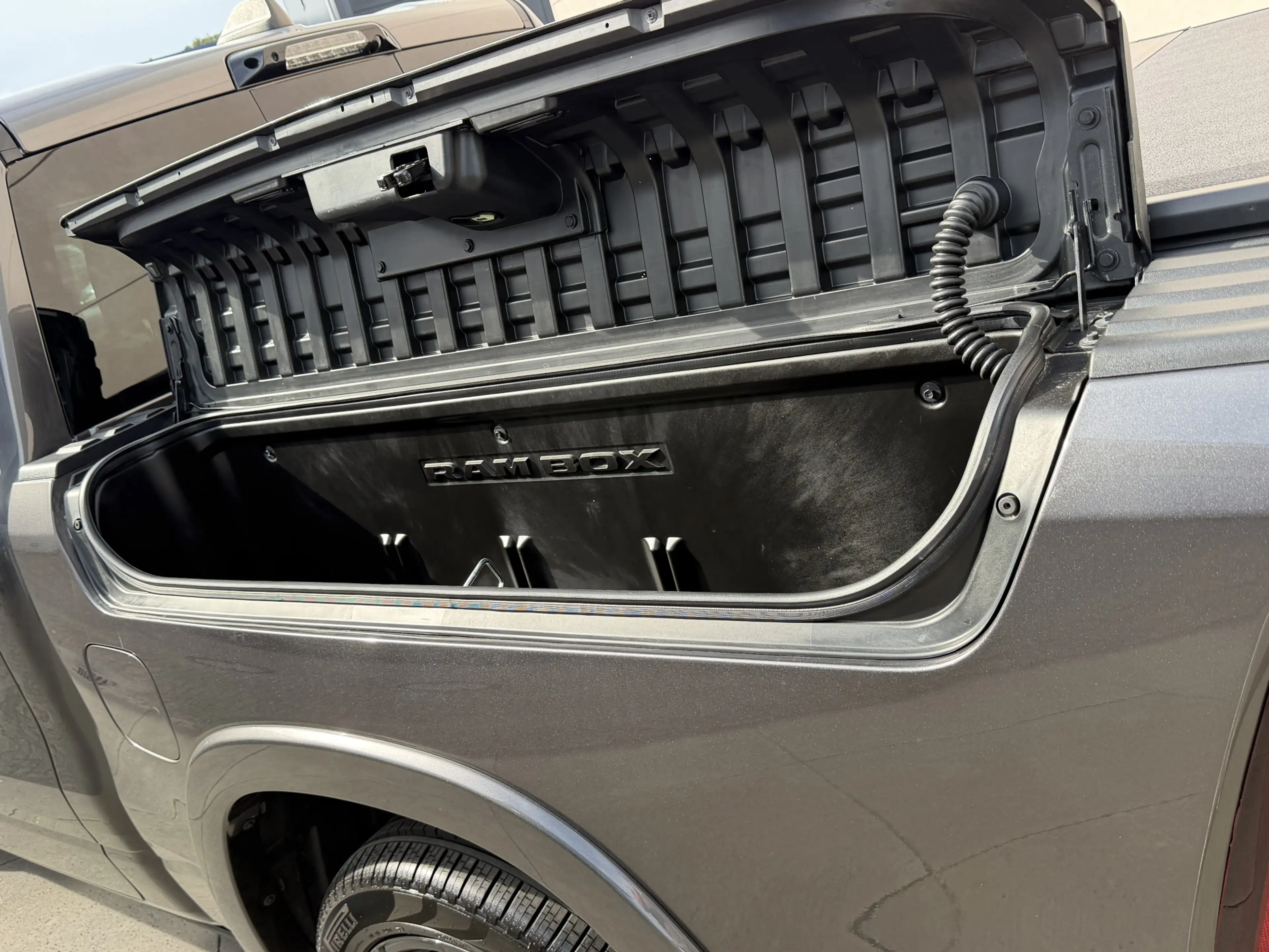 Dodge RAM 1500 5.7 V8 4x4 Crew Cab Limited Luchtvering-Pano- — photo 24