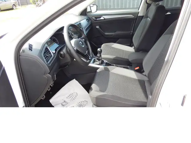 Volkswagen T-Roc view 10