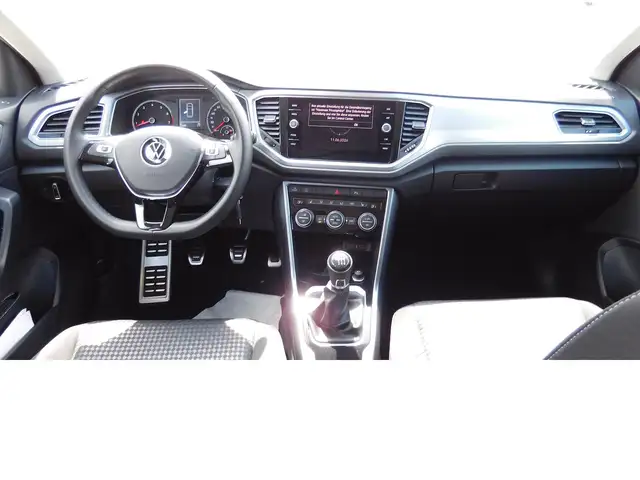 Volkswagen T-Roc view 9