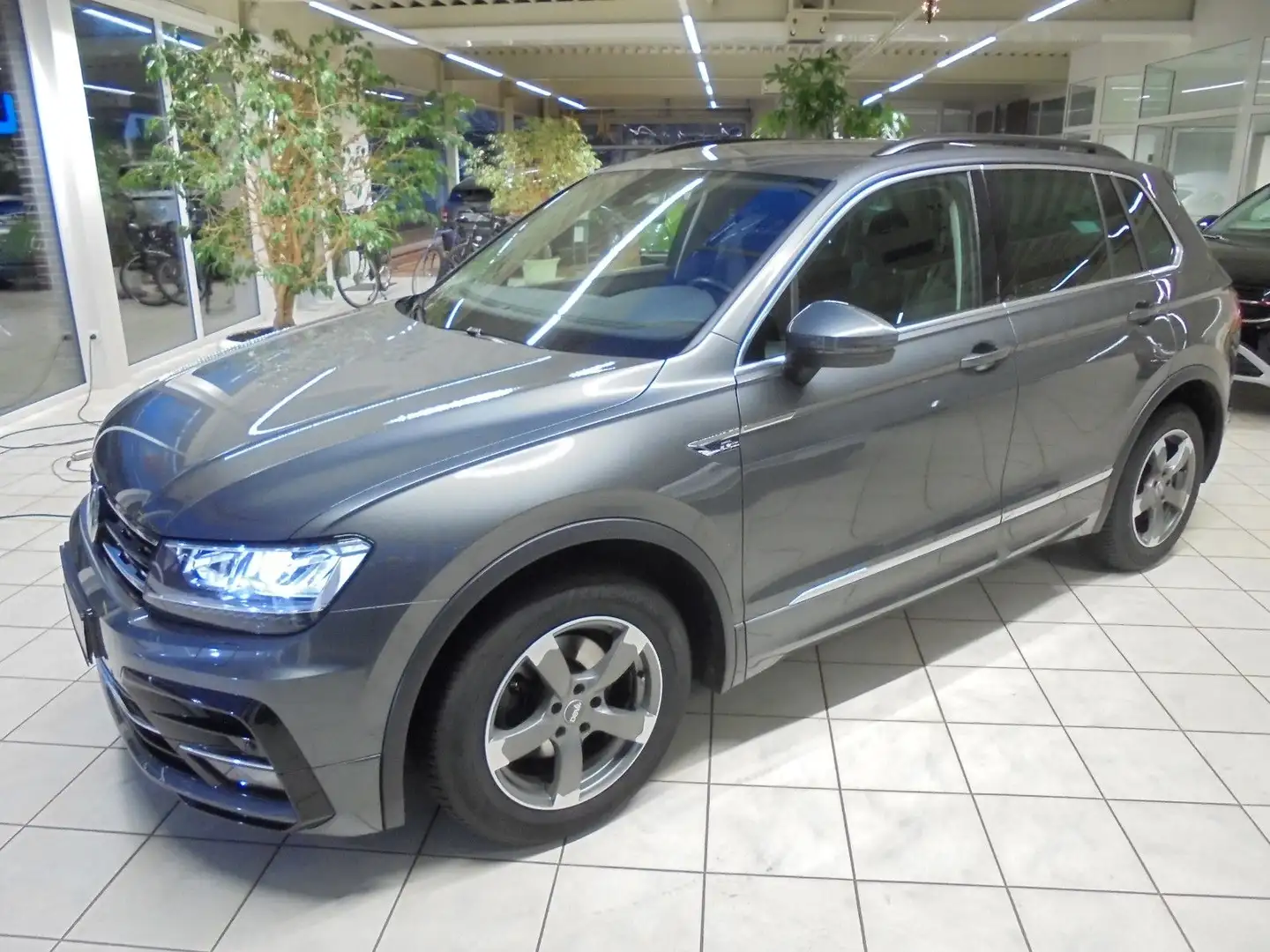 Volkswagen Tiguan Comfortline DSG/Navi/LED/SHZ/AHK/1Hd Gris - 1