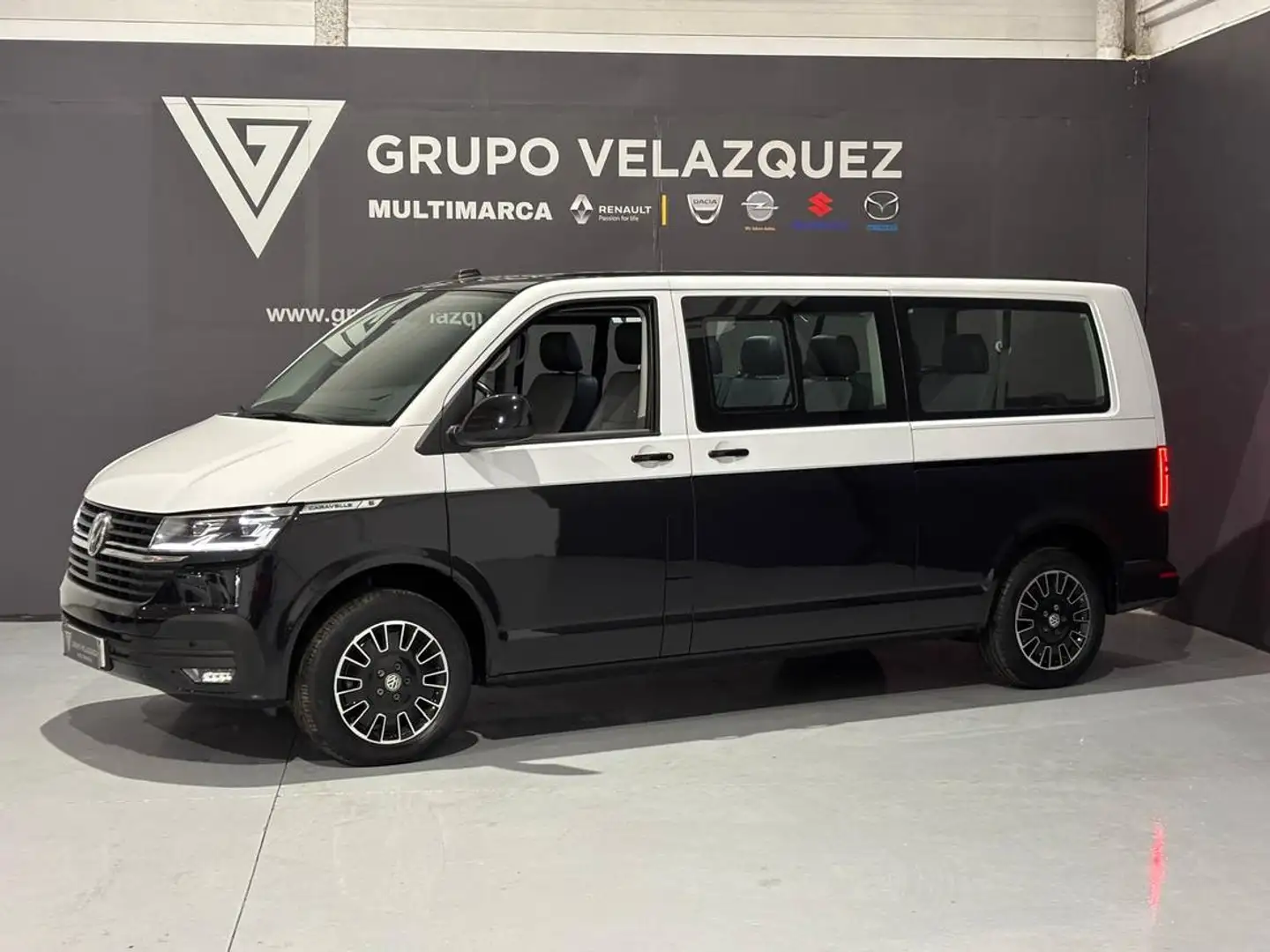 Volkswagen T4 Caravelle 2.0TDI 4MO Batalla Larga Aut. 110kW Negro - 1