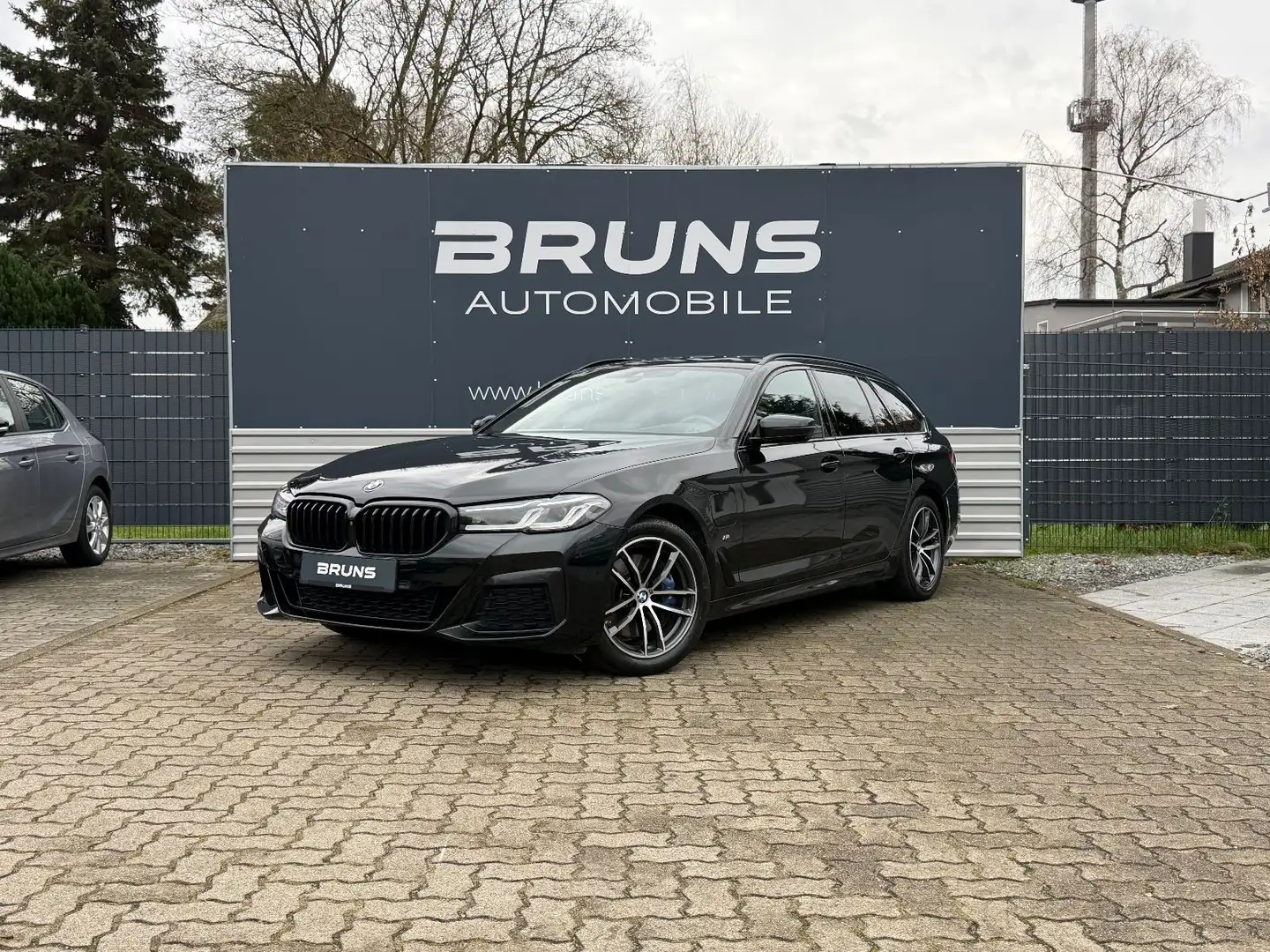 BMW 530 e Touring xDrive M Sport HUD Laser Leder AHK Schwarz - 2