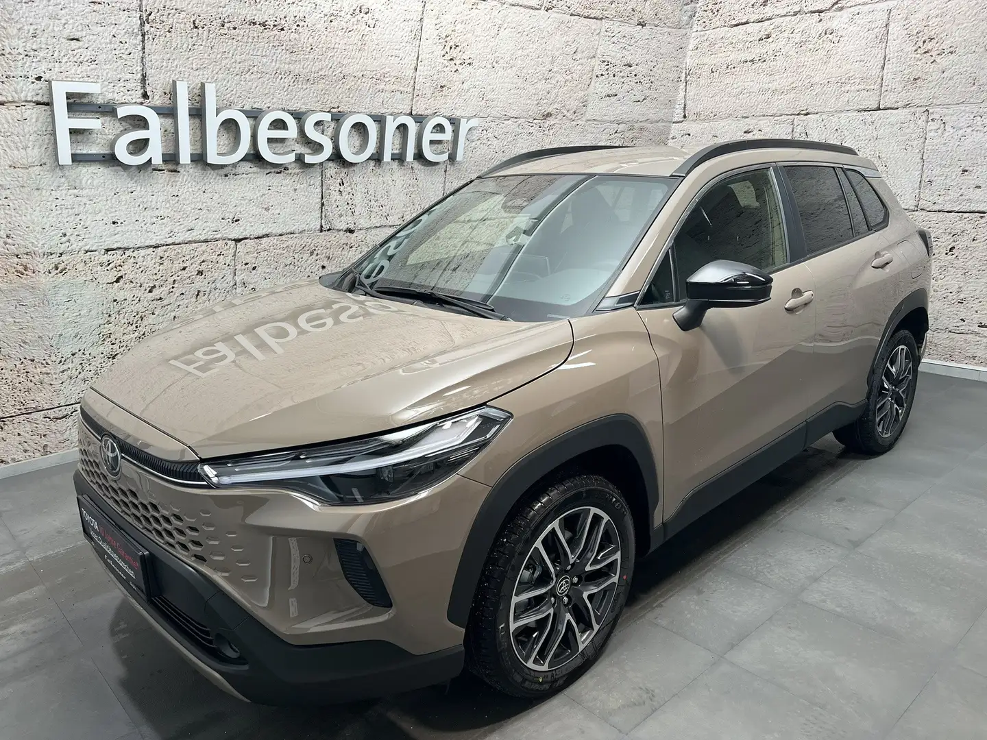 Toyota Corolla Cross 2,0 Hybrid Active Drive 180PS Braun - 1