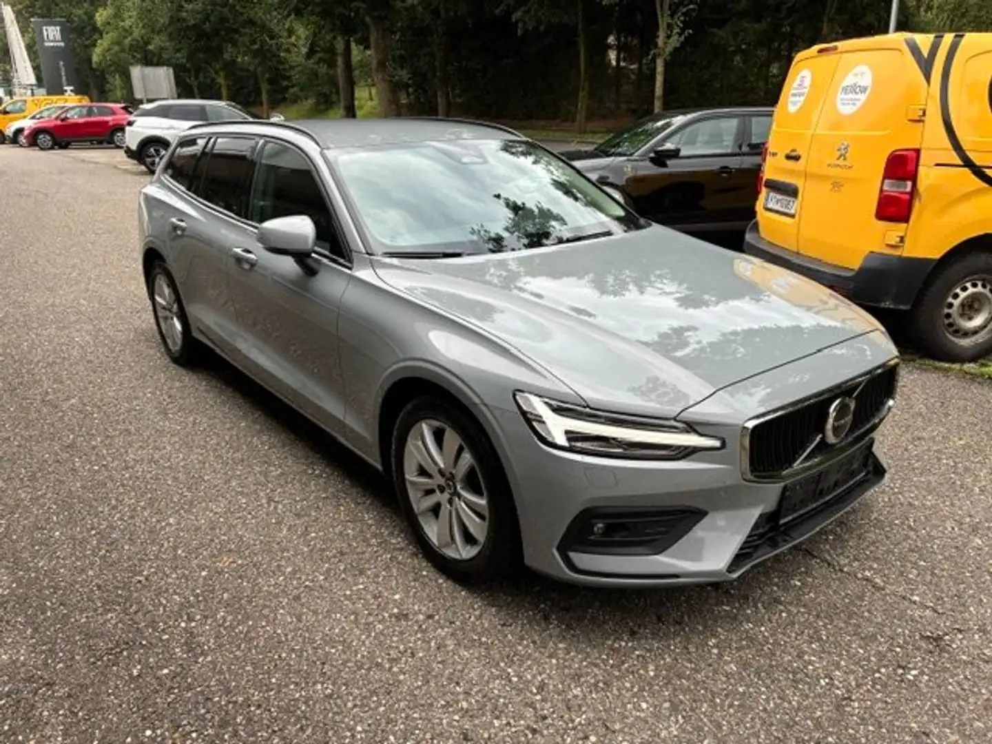 Volvo V60 B4 Core Geartronic *SHZ*LED*RFK*NAVI*JAHRESWAGEN* Grau - 1