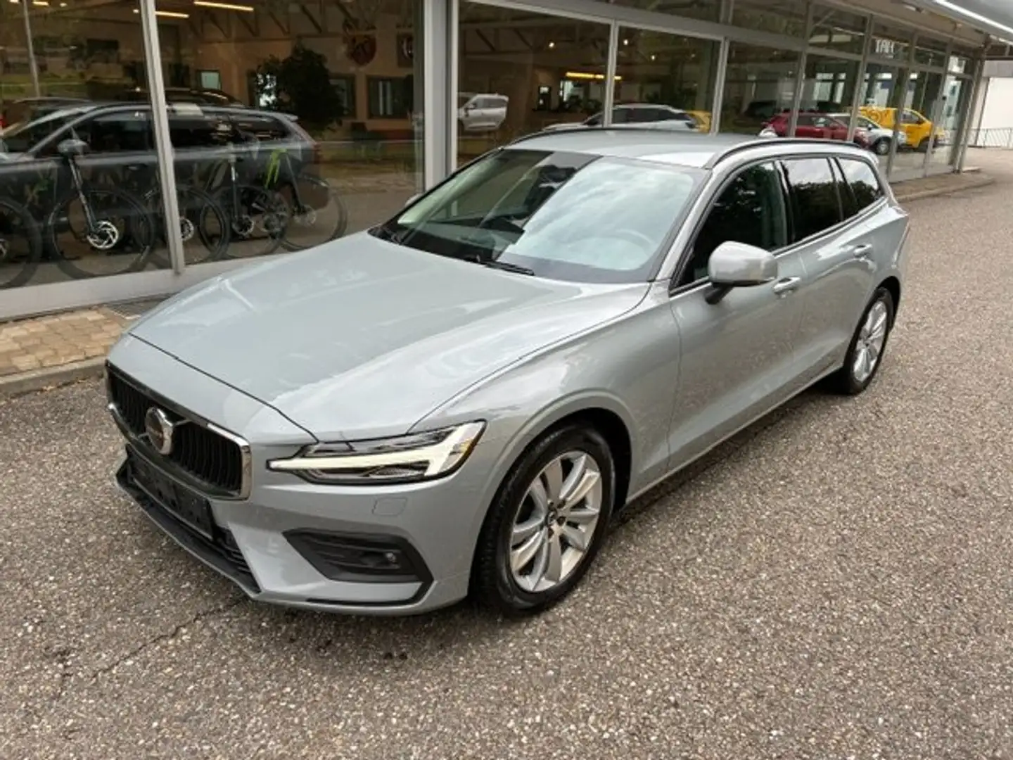 Volvo V60 B4 Core Geartronic *SHZ*LED*RFK*NAVI*JAHRESWAGEN* Grau - 2