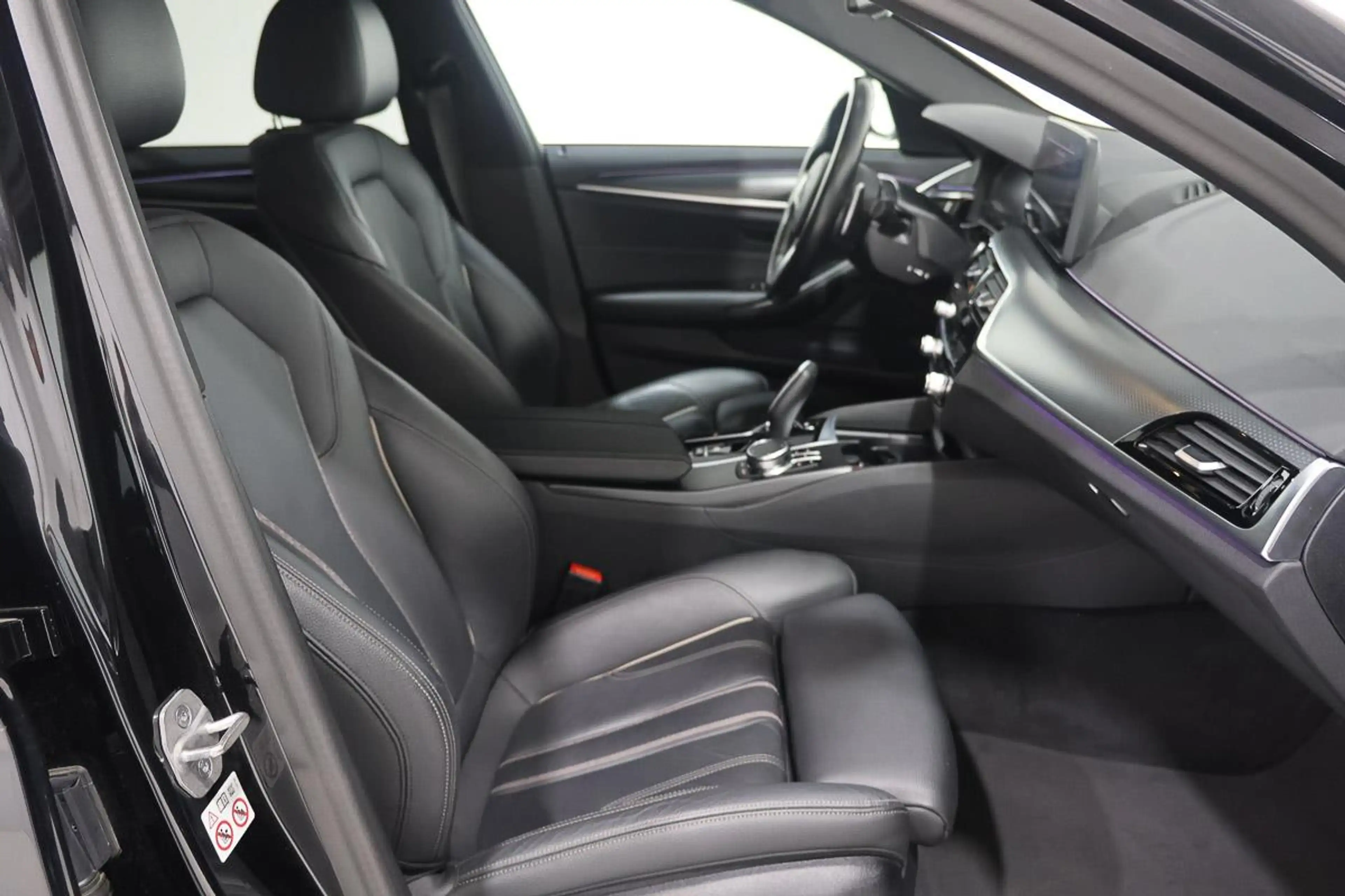 BMW 520 M-Sport — photo 8