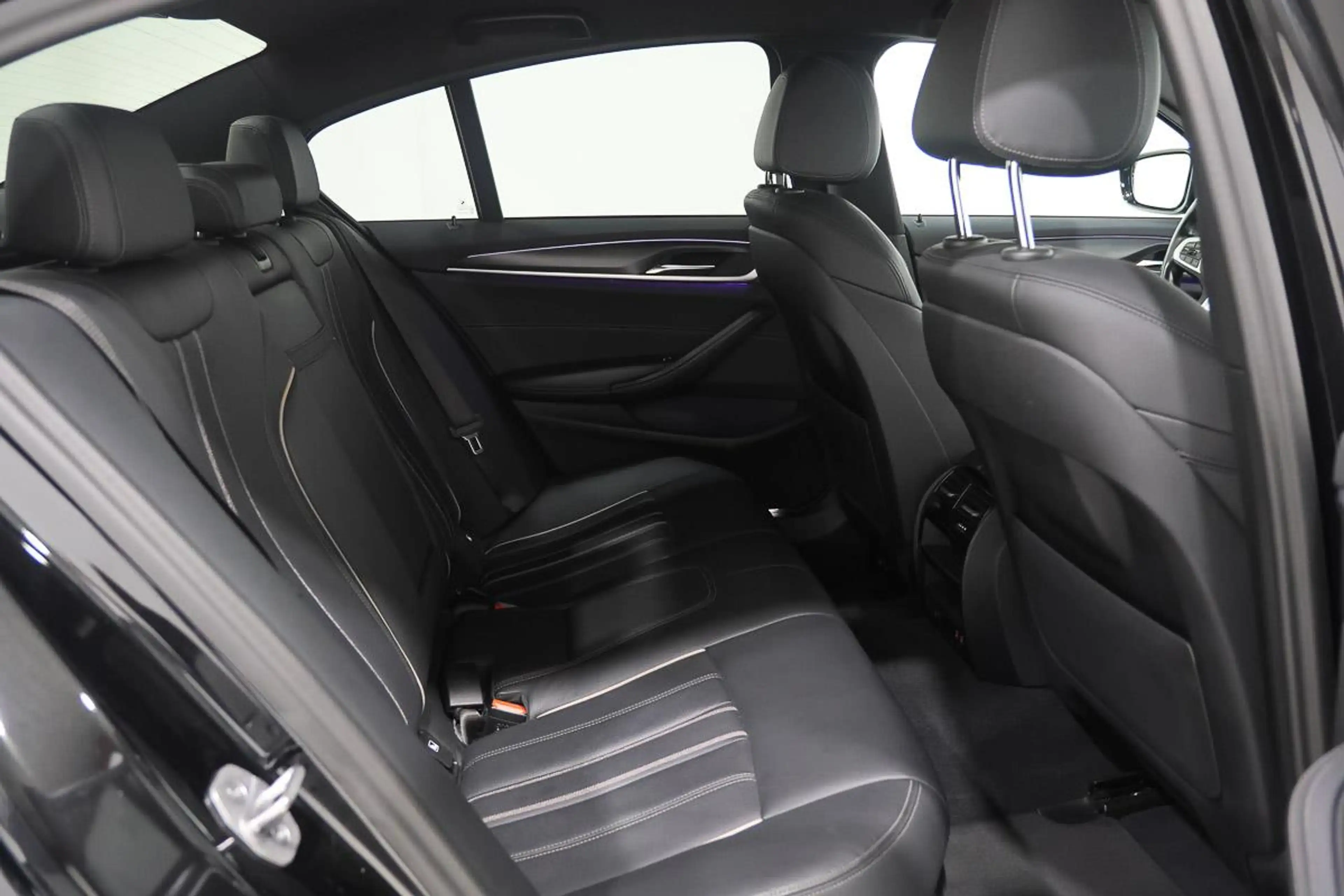 BMW 520 M-Sport — photo 10