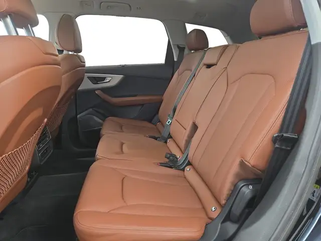 Audi Q7 view 10