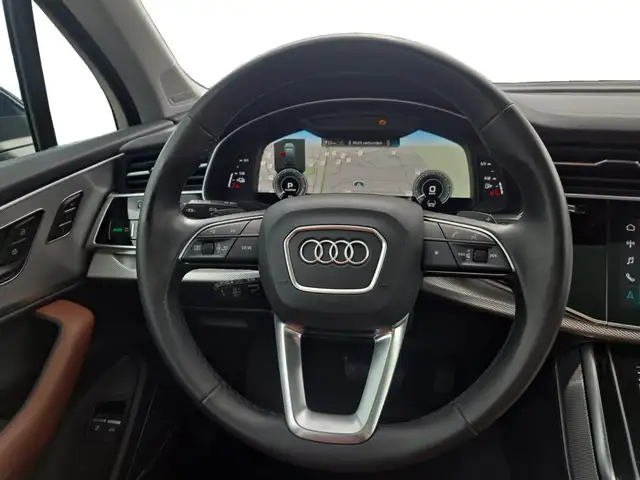 Audi Q7 view 13