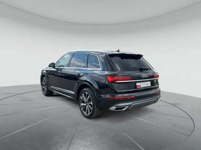 Audi Q7 view 3