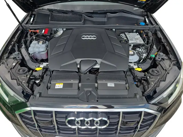 Audi Q7 view 12