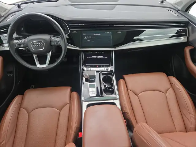 Audi Q7 view 8