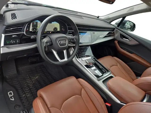Audi Q7 view 4