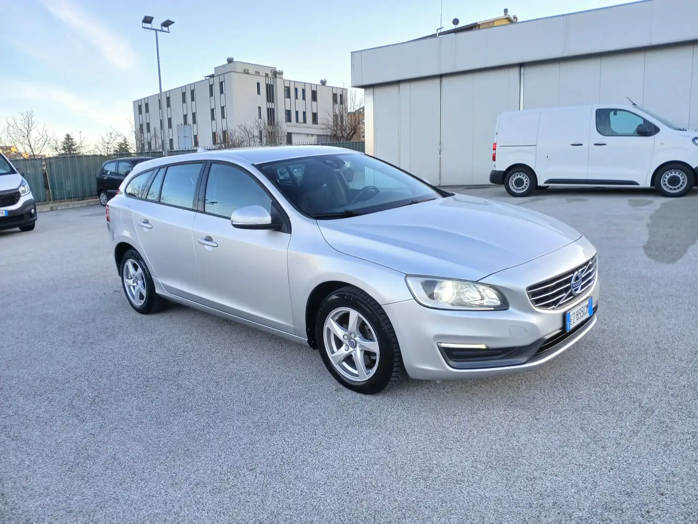 Volvo V60 VOLVO V60 1.6 D2 115 CV KINETIC POWERSHIFT AUTO Argent - 2