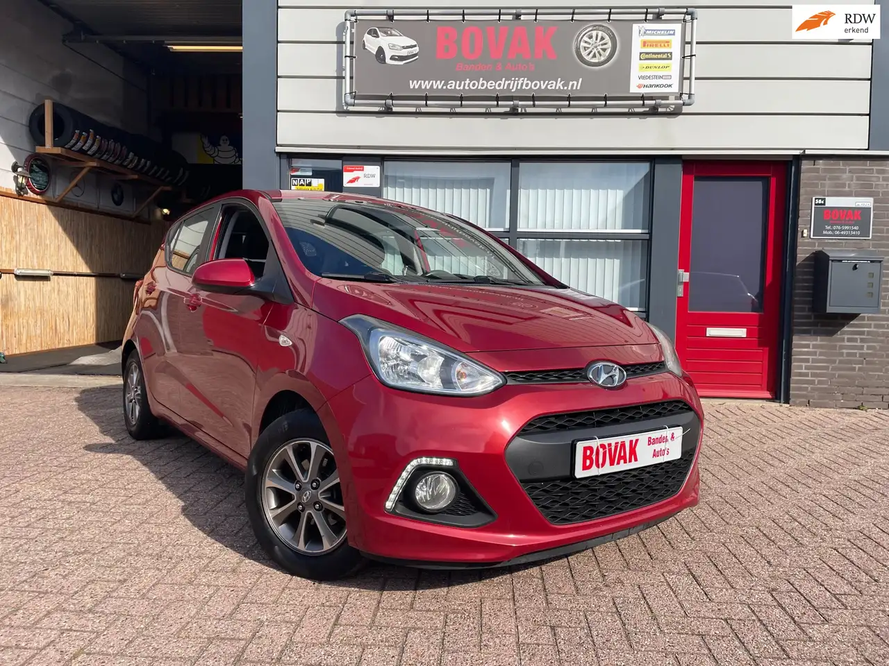 Hyundai i10 1.0i i-Drive Sound Red edition — photo 1 of 23