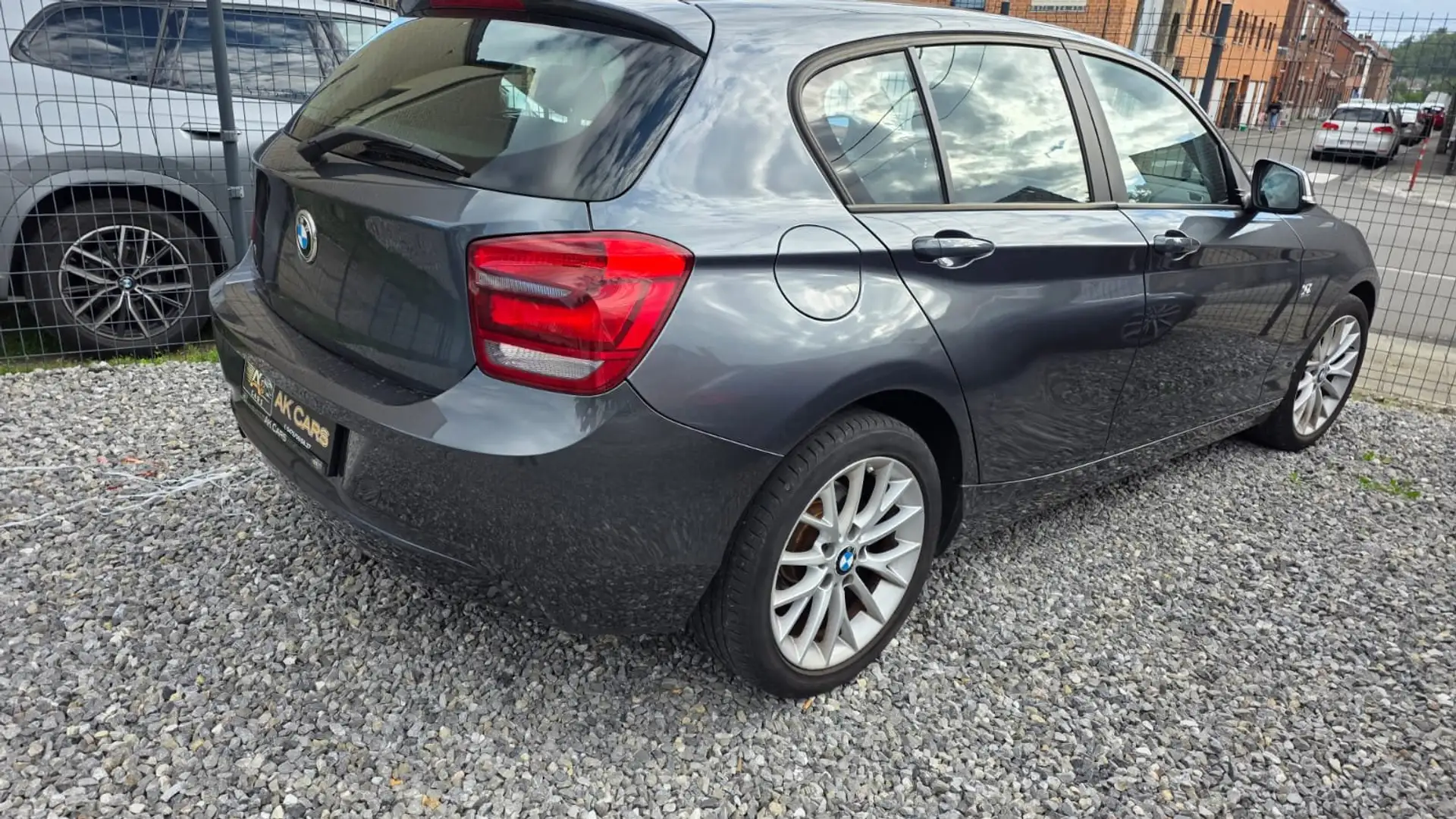 BMW 114 i 102 CV 5 PORTES GPS AIRCO JANTE PDC CTOK Gris - 2