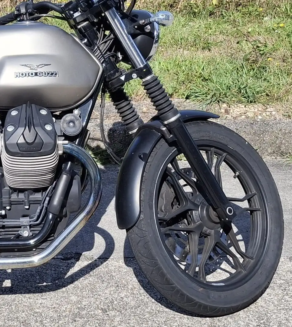 Moto Guzzi V 7 II Stone, cadenas de montaje Mandelo Lario - 2