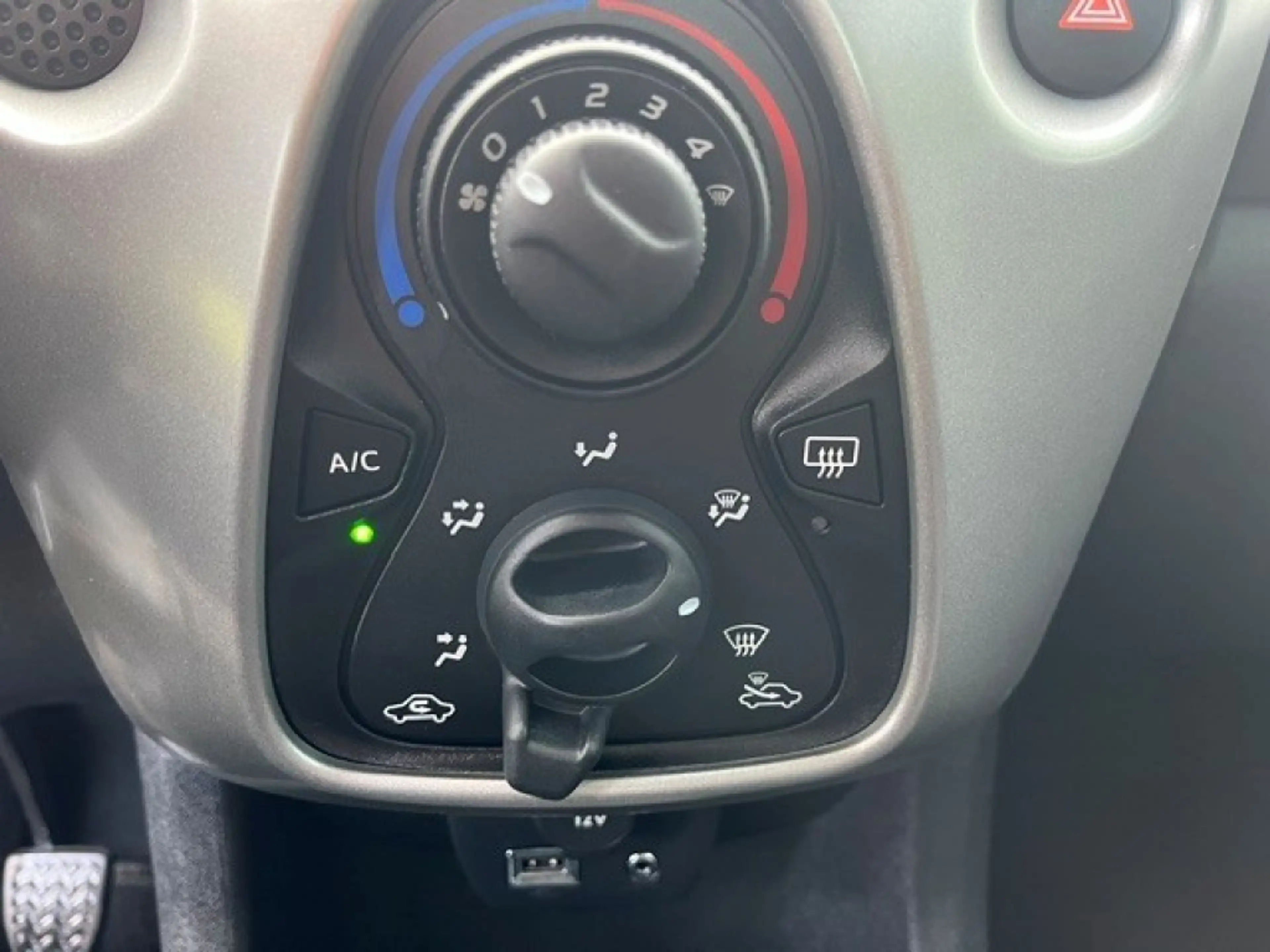 Peugeot 108 1.0e-VTi Active 5Drs AIRCO — photo 11
