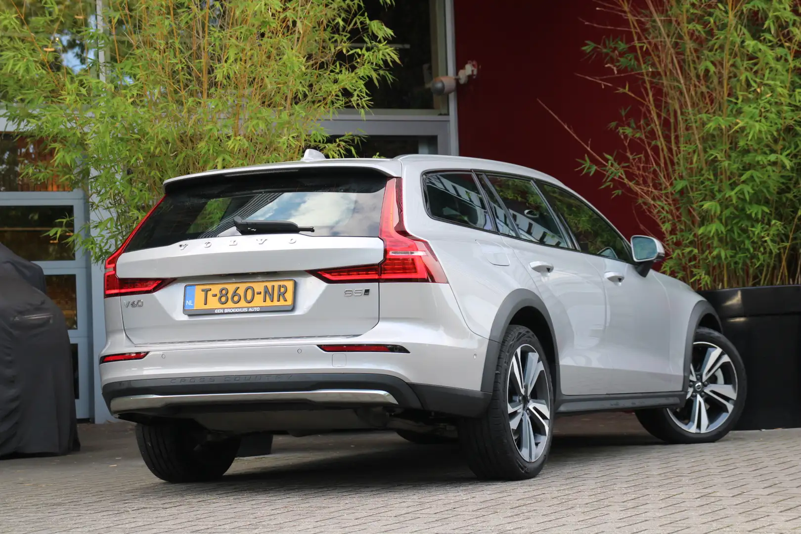 Volvo V60 Cross Country 2.0 B5 AWD Plus | 360 Camera | Pilot Assist | Stuu Grijs - 2