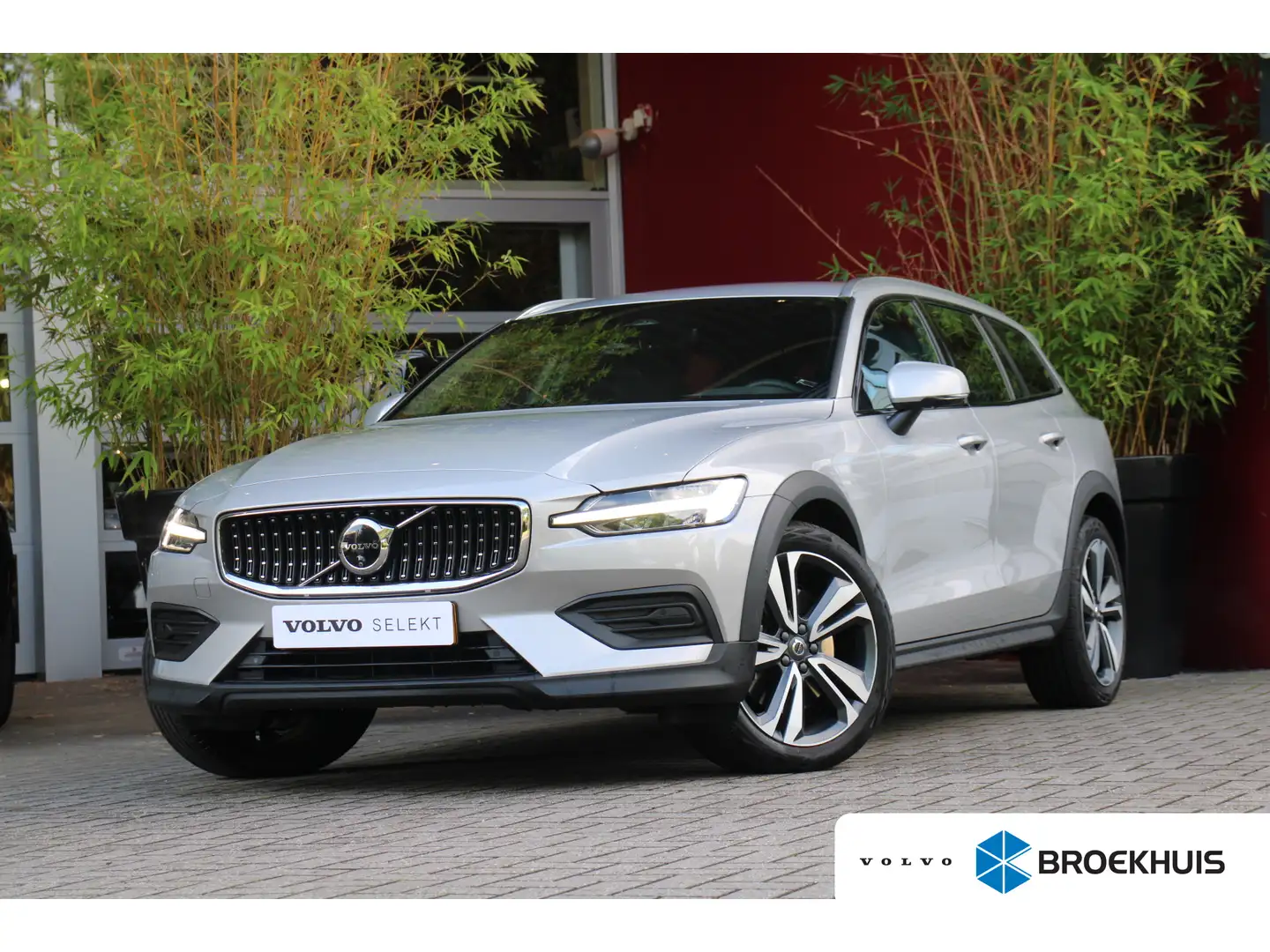 Volvo V60 Cross Country 2.0 B5 AWD Plus | 360 Camera | Pilot Assist | Stuu Grijs - 1