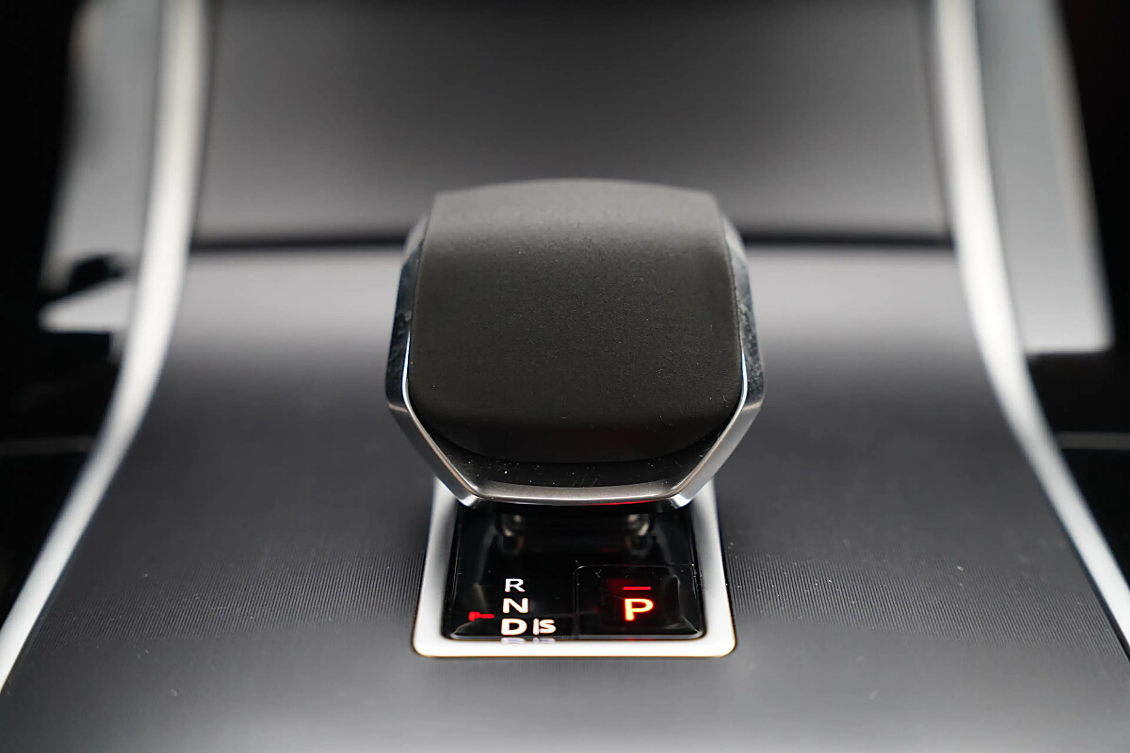 Land Rover Range Rover Velar D300 — photo 11