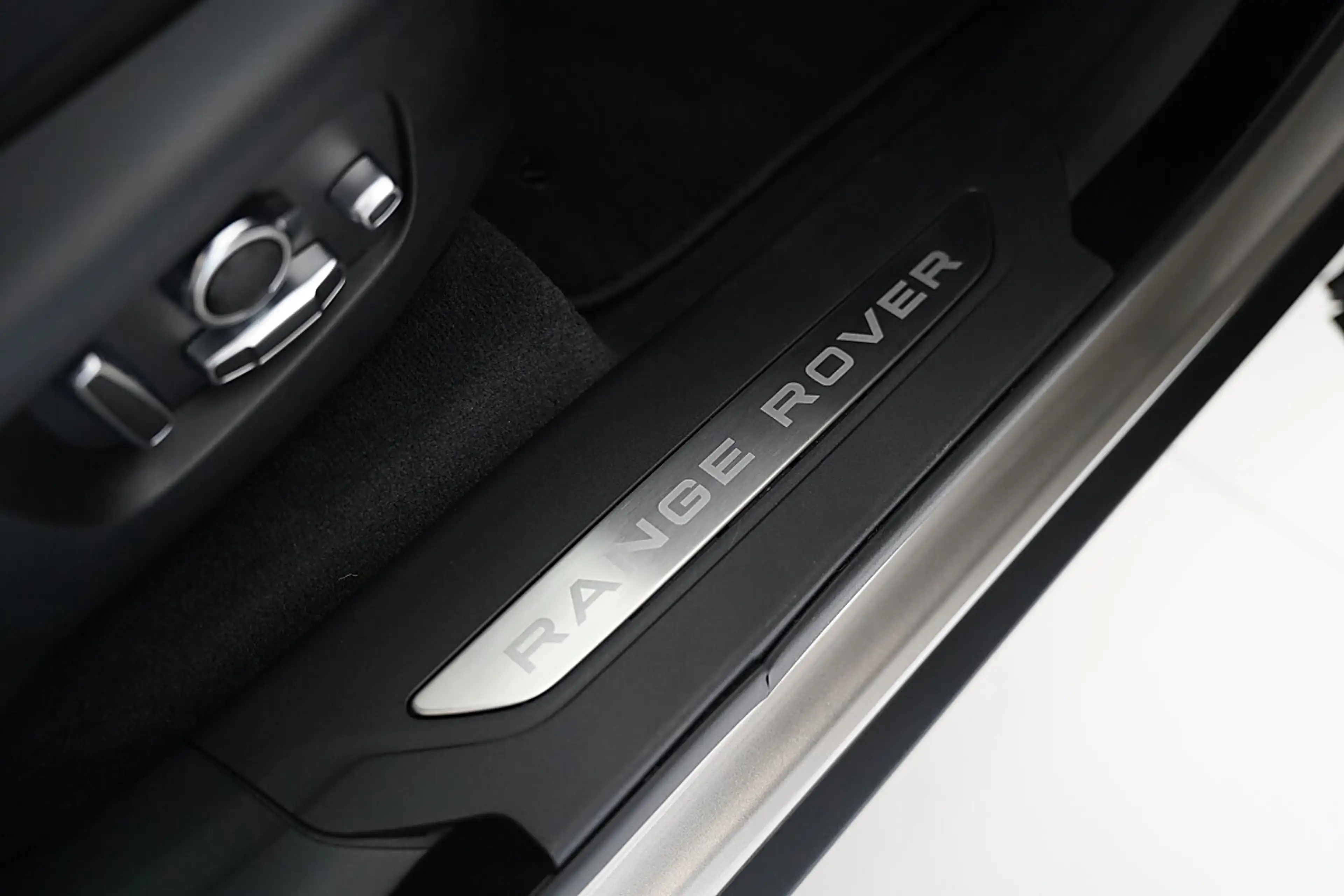 Land Rover Range Rover Velar D300 — photo 7