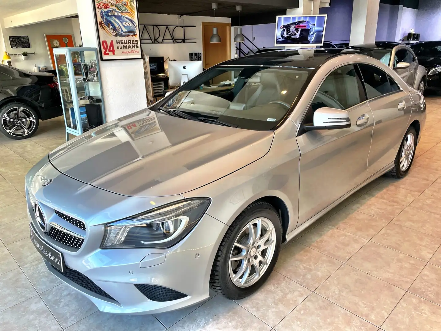 Mercedes-Benz CLA 200 AMG Line Gris - 2