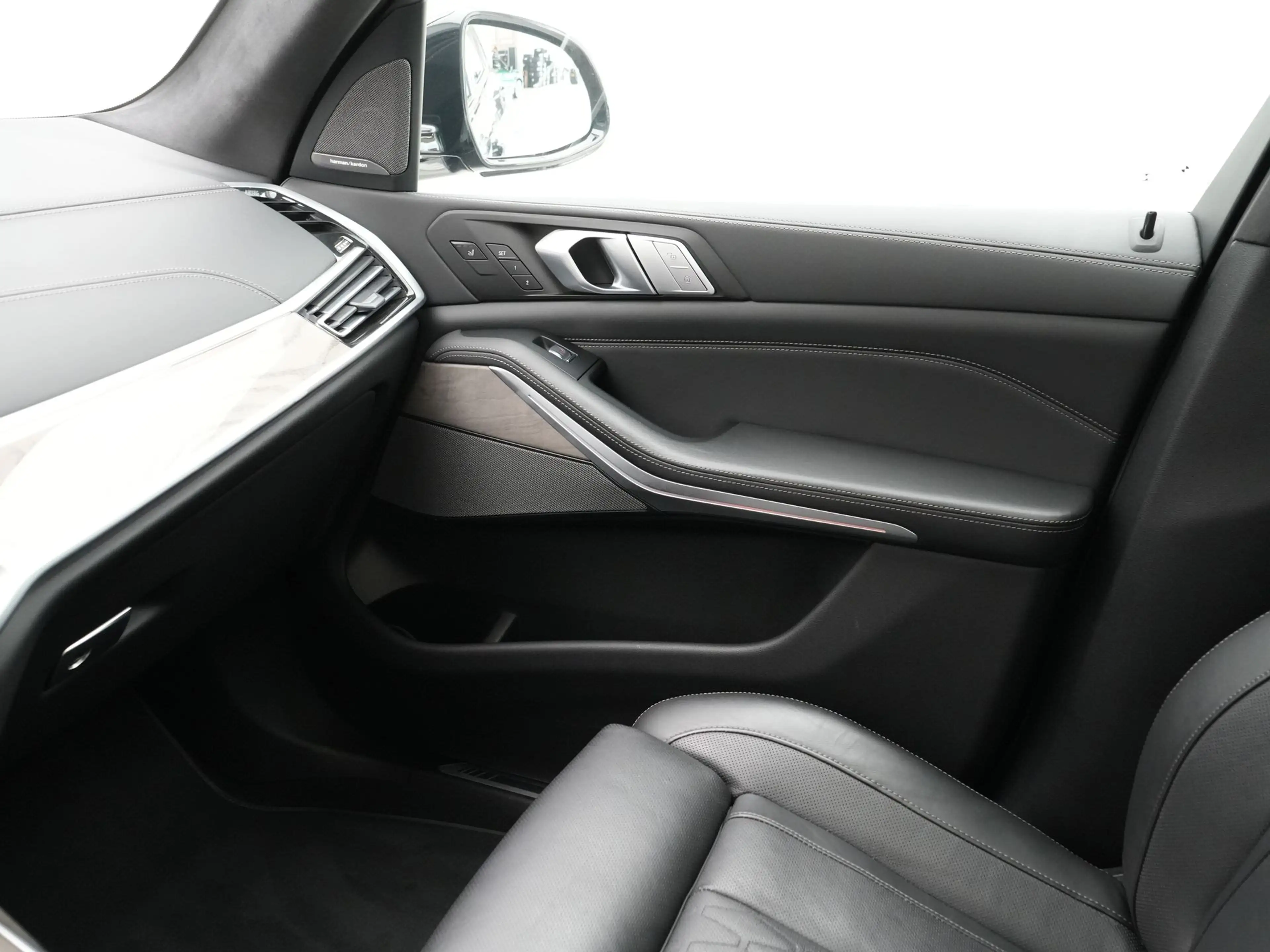BMW X7 M50i High Executive — photo 15